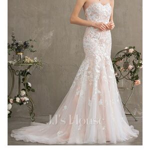 Elegant Lace Strapless Wedding Dress